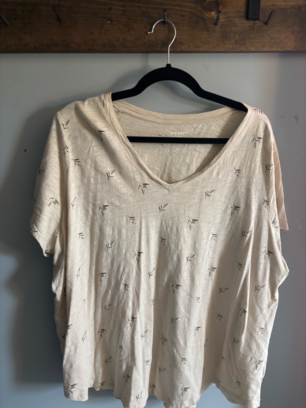 Old Navy Cream V-Neck Short Sleeve Top with Flower Print